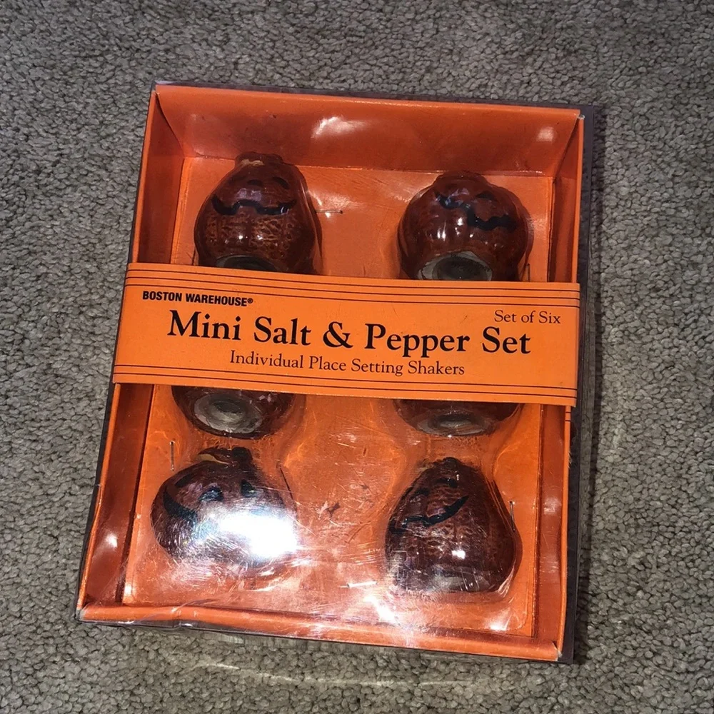 Boston Warehouse Halloween Mini Salt & Pepper Shakers‎ Set Pumpkins  New